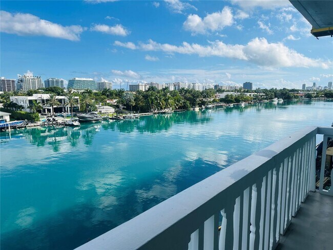 Foto del edificio - 9501 E Bay Harbor Dr