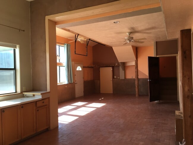 Vista de la sala de estar desde la cocina. - 23901 US-70