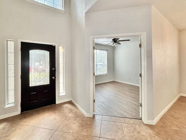 Building Photo - Gorgeous 5 Bedroom Home in Gated Community in Stone Oak!
