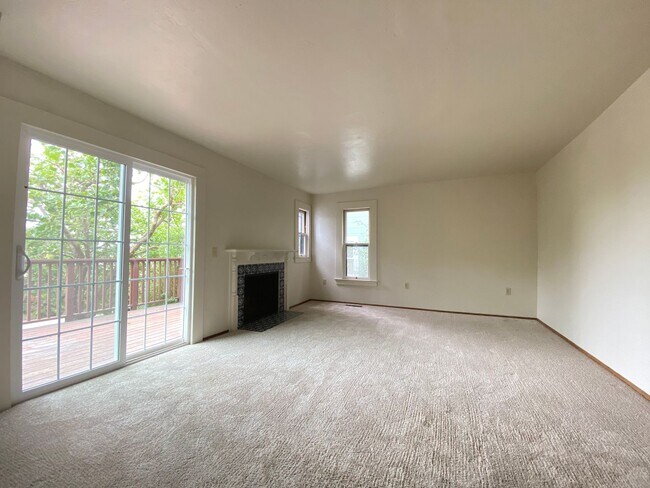 Building Photo - Beach Hill Townhouse just 2 Blocks to Main...