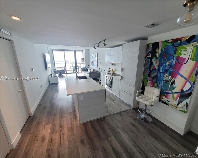 Foto del edificio - 650 NE 32nd St