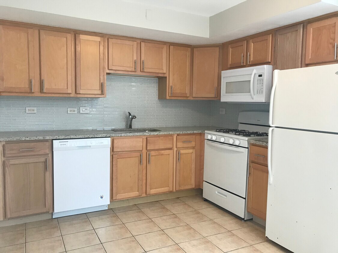 Foto principal - 6756 Sauganash N Ave