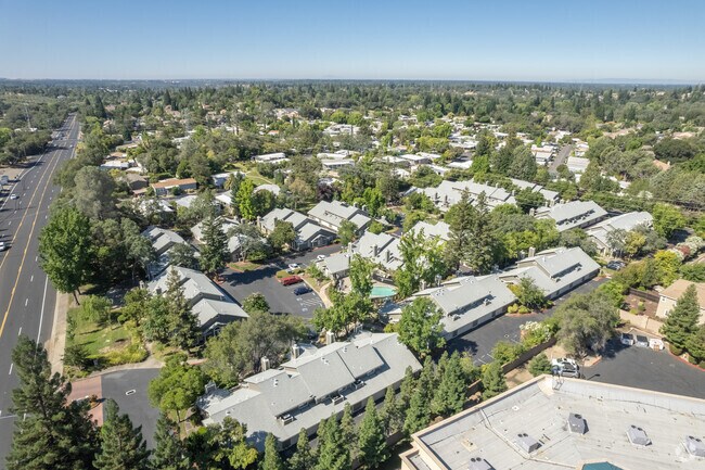 Foto aérea - Lakeside Townhomes