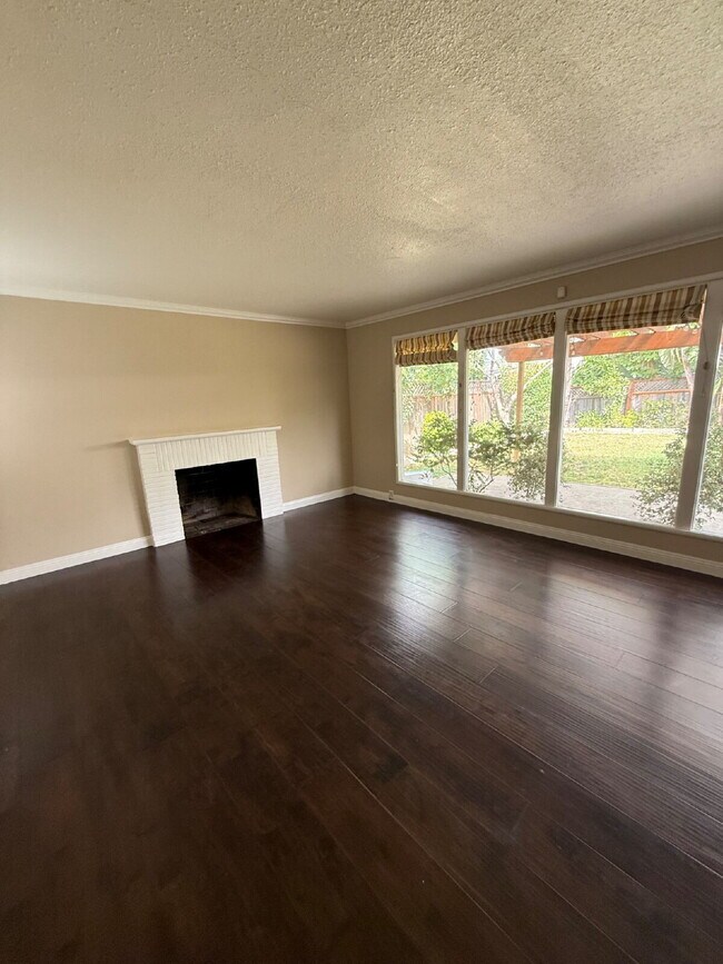 Foto del edificio - Spacious 4 Bedroom 2.5 Bathroom Hayward Home with Fresh Paint and New Carpet