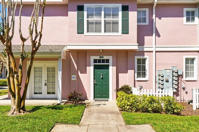 Foto del edificio - Charming and Spacious 4-Bedroom, 3-Bathroom Fully Furnished Townhome  in the Sought-After Venetia...