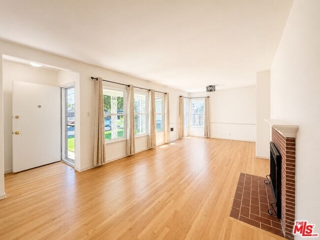 Foto del edificio - 7301 Dunfield Ave