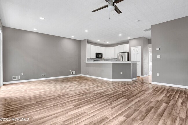 Building Photo - 100 Pine St