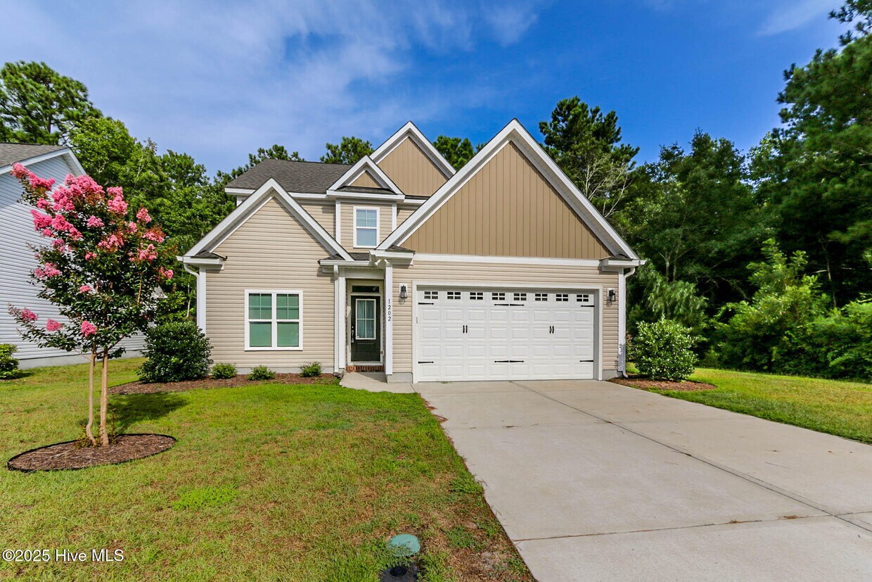 Foto principal - 1202 Woods Ct