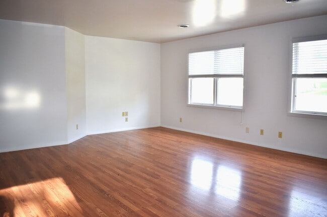 Building Photo - 339 Grandview Ave