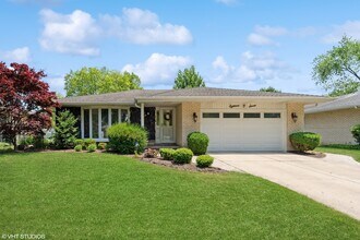 Building Photo - 1807 N Larch Dr