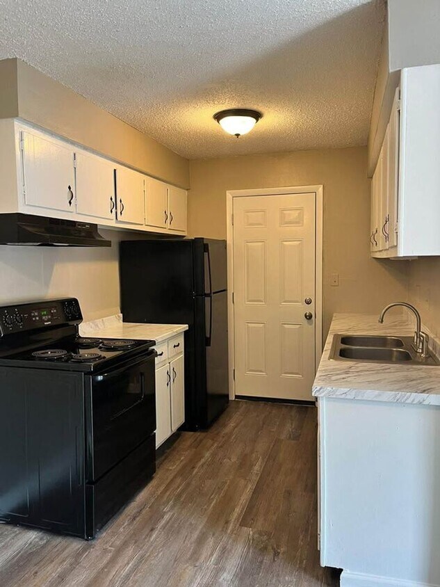 Foto principal - 2 bedroom/1 bath RENOVATED