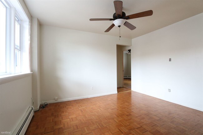 Building Photo - 3 br, 1 bath Apartment - 2301 W 25th St # 1R