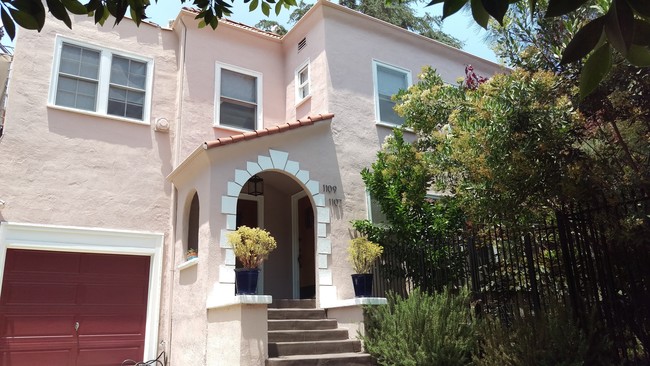 Sidewalk view - 1109 S Citrus Ave