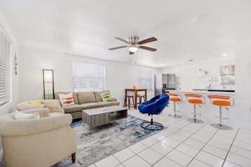 Building Photo - 978 Soi Nana Ln