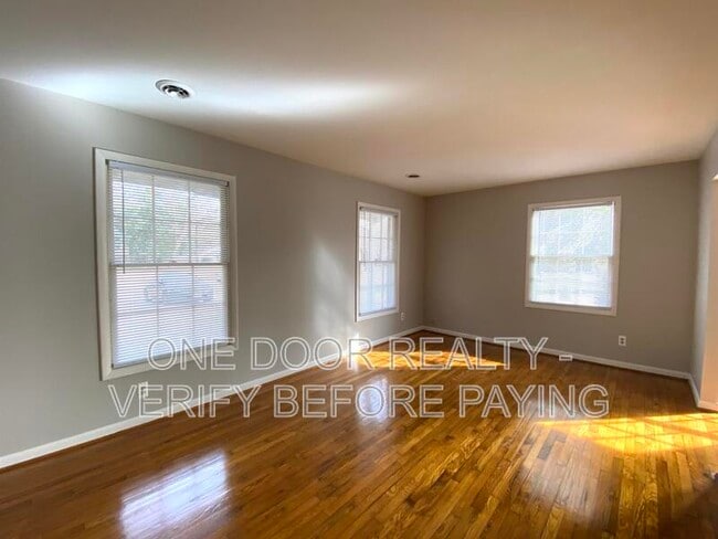 Building Photo - 115 King Henry Way