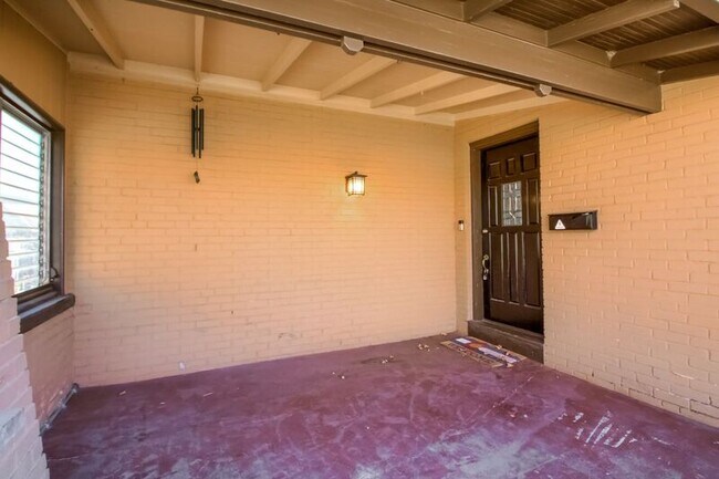 Building Photo - 842 Garfield St