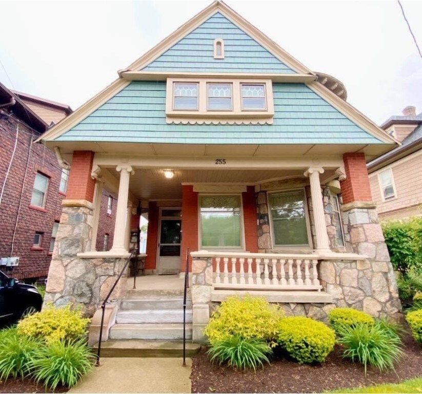 Primary Photo - 255 E 6th St
