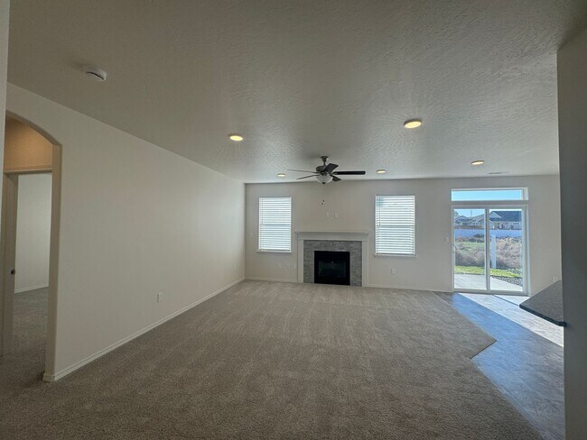 Foto del edificio - Non-Refundable & Security Deposit Total: $2930.00