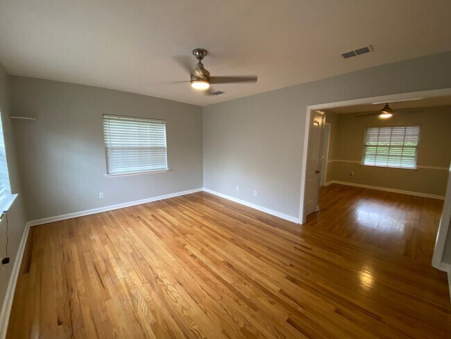 Building Photo - Riverside Gem for Rent – Just Steps from t...