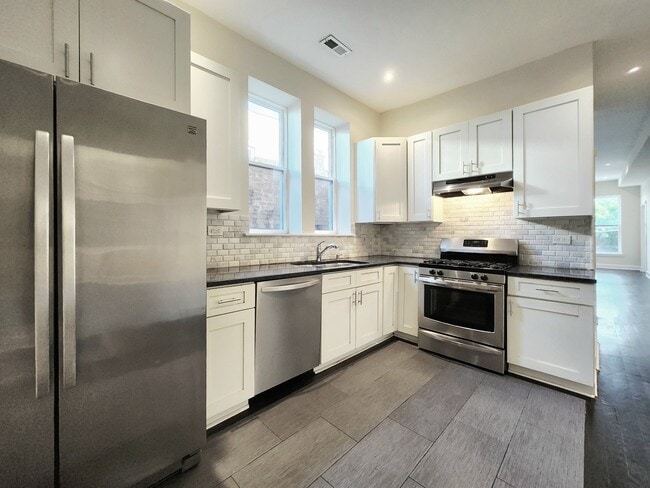 Foto del edificio - 4012 W Armitage Ave