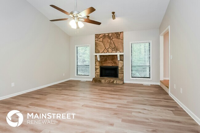 Foto del edificio - 616 Rivercrest Dr