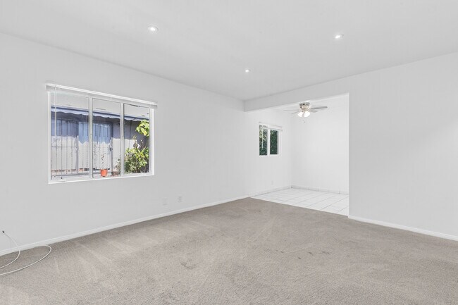 Building Photo - 536 Hyde Park Pl