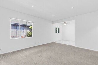 Building Photo - 536 Hyde Park Pl