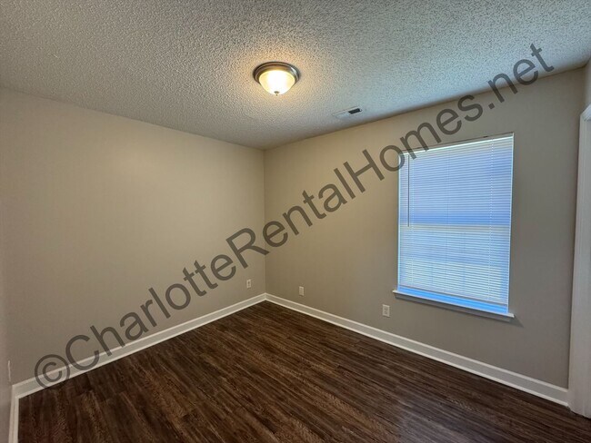 Building Photo - Ranch home with 2 car garage!