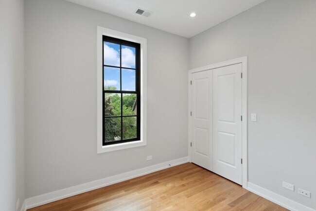 Building Photo - 3 bedroom in Chicago IL 60642
