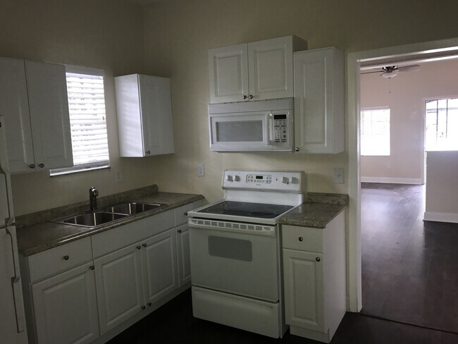 Building Photo - North Hyde Park Bungalow Close to U.T.