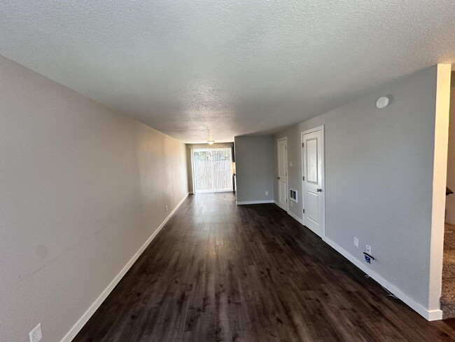 Building Photo - Recently Updated 2-Bd Milwaukie 4-Plex. Ne...