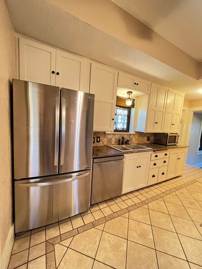 Building Photo - PRE-LEASING FOR MID JULY.  Chautauqua Hist...