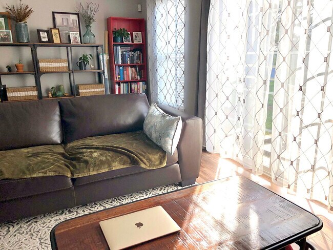 Foto del edificio - Room in Townhome on Summergrove Ct