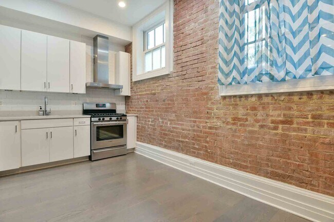 Building Photo - 901 D St NE