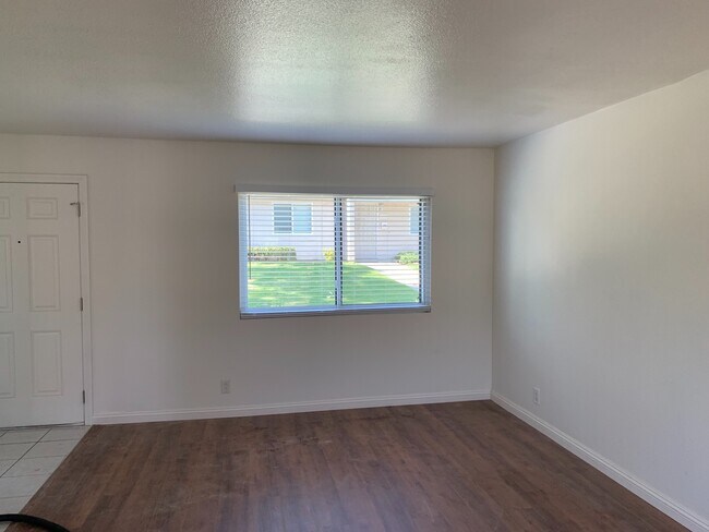 Foto del edificio - 3 Bedrooms, 2.5 Bath Townhome for Lease in Ontario with Water & Trash Included