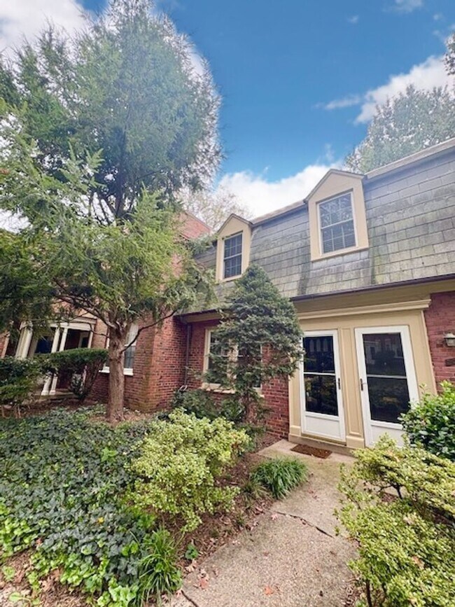 Foto del edificio - Updated 1BR/1BA 2-level TH in great location