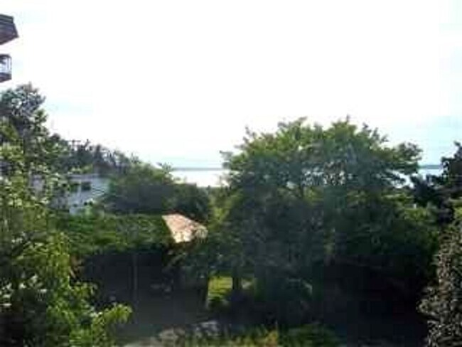 Foto del edificio - 2 & 4 Bedroom Apartments with Classic Charm & Bay View