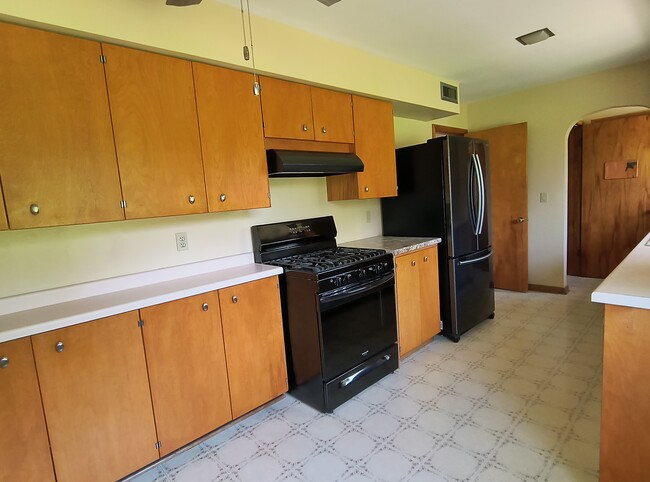 Abundant cabinet space. - 2112 Hoeschler Dr