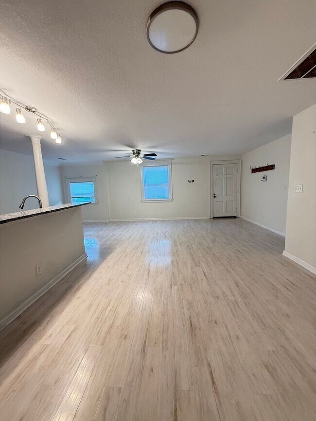 Foto del edificio - 3BR Home with Elizabeth River Views & Spacious Parking