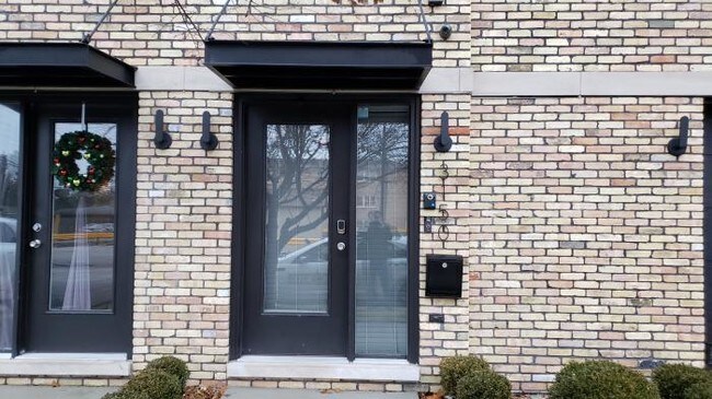 Building Photo - 3 bedroom in Chicago IL 60707