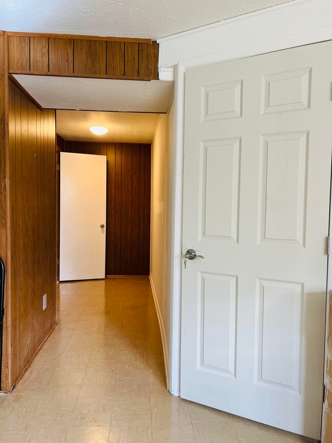 Building Photo - 1405 Pleasant Valley Dr