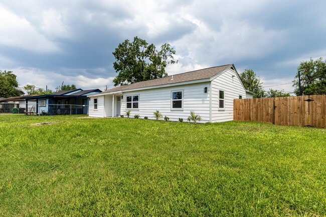 Building Photo - 9529 Fairland Dr