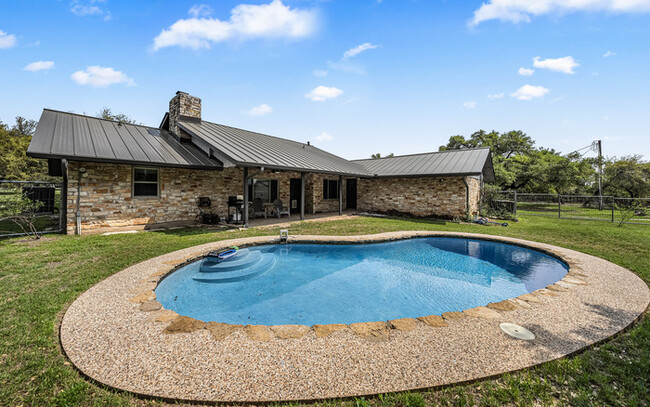 Foto del edificio - 2104 Mayfield Dr