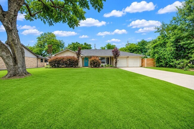 Foto del edificio - 5019 Oak Forest Dr