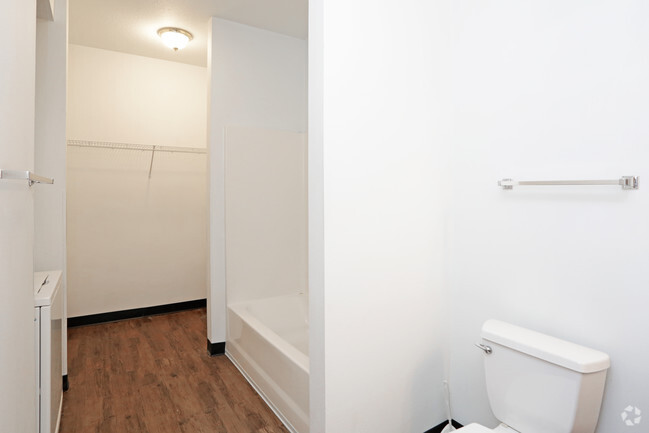 1BR, 1BA - 688 SF - Bathroom - West Village Apartments