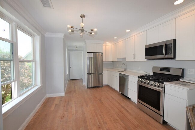 Building Photo - 147 Spruce St