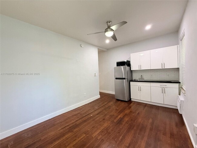 Building Photo - 315 W 28th St