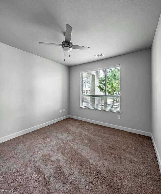Building Photo - 1 br, 1 bath Condo - 2144 N I-35 Frontage Rd.