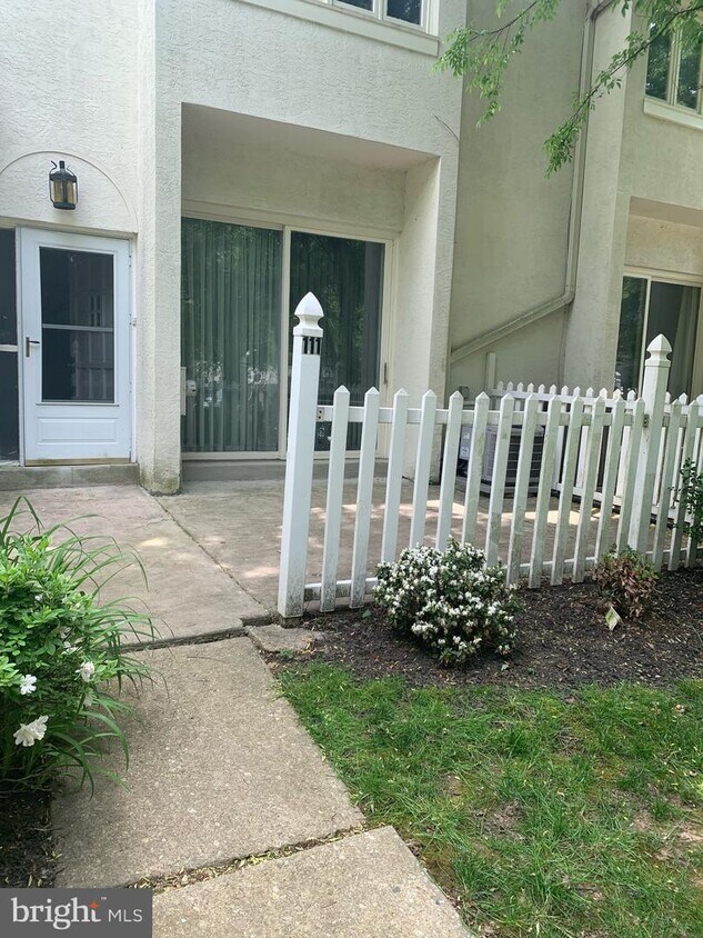 Primary Photo - 111 Montrose Ave