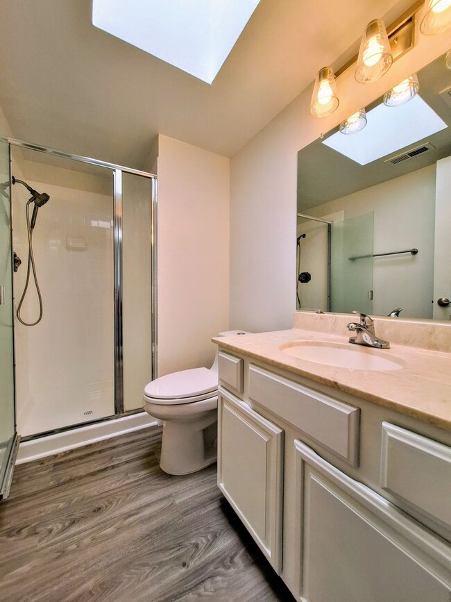 Foto del edificio - Remodeled 3bd 3-Story Townhouse With Attac...